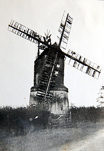 Lower Dean windmill in 1933 [X504/1]